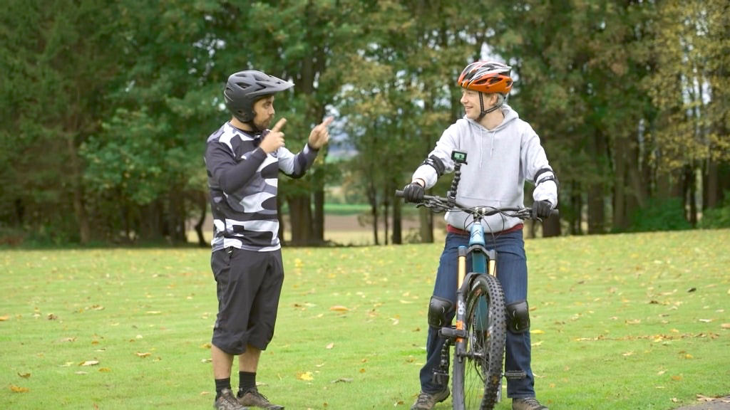 Mike Boyd ensina Tom Scott a andar de bicicleta