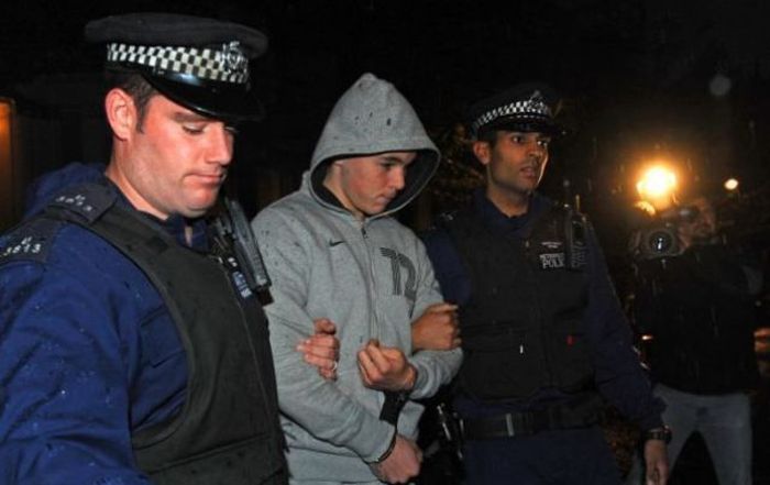 Gangue de ladrões britãnicos é capturada depois de ostentar produto dos roubos no Facebook 12