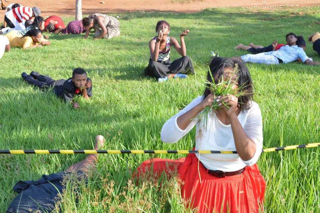 Crentes sul-africanos comem grama para ficarem mais próximos de Deus 01