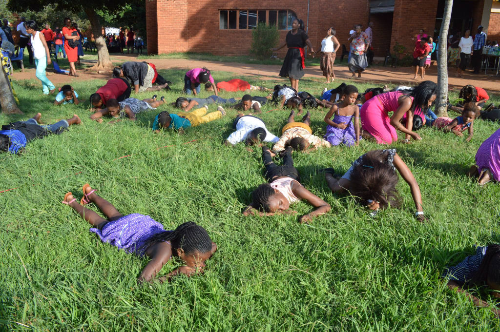 Crentes sul-africanos comem grama para ficarem mais próximos de Deus 03