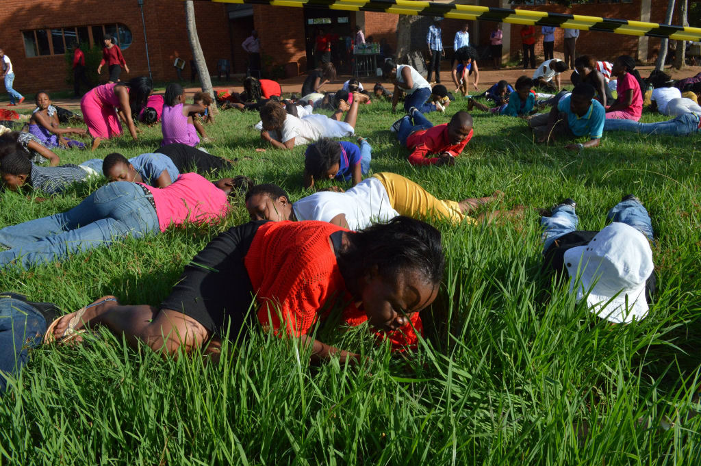 Crentes sul-africanos comem grama para ficarem mais próximos de Deus 04