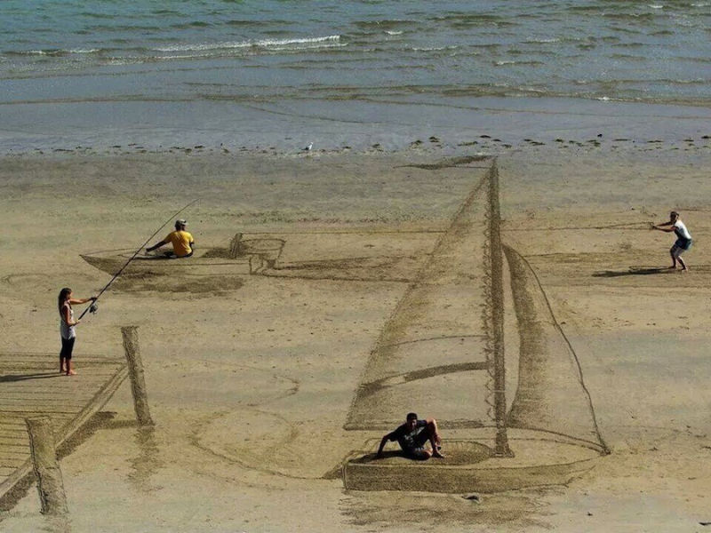Artista usa um pedao de pau para criar criativos desenhos tridimensionais na praia 01