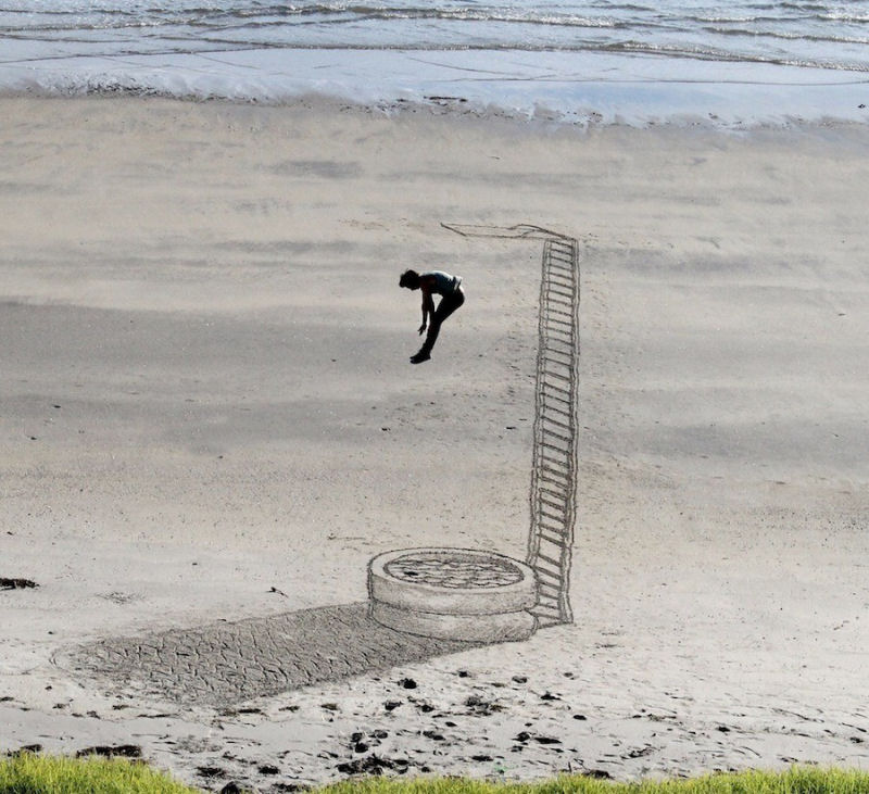 Artista usa um pedao de pau para criar criativos desenhos tridimensionais na praia 02