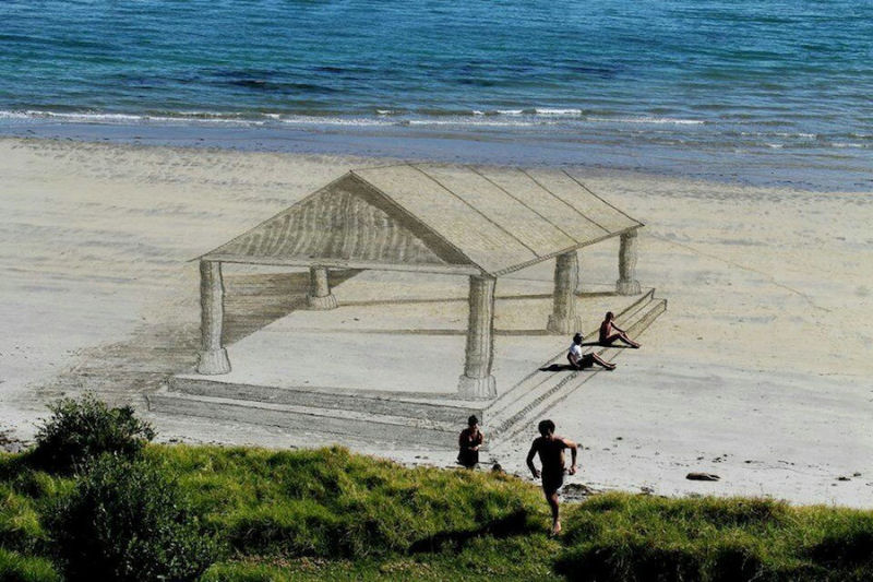 Artista usa um pedao de pau para criar criativos desenhos tridimensionais na praia 04