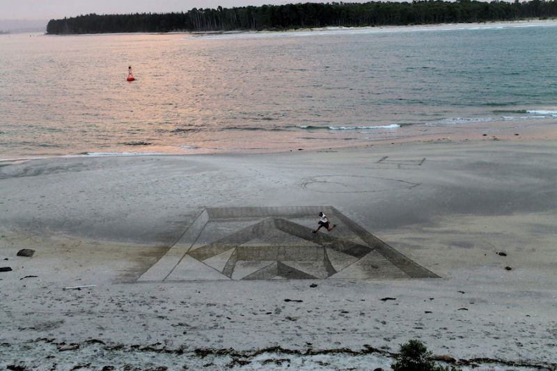 Artista usa um pedao de pau para criar criativos desenhos tridimensionais na praia 05