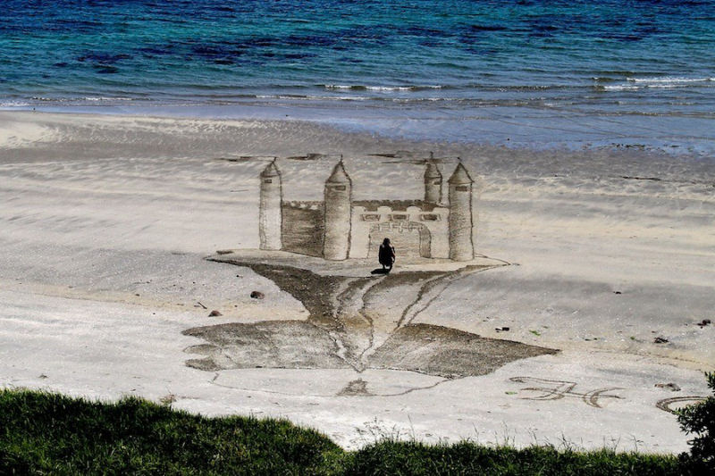 Artista usa um pedao de pau para criar criativos desenhos tridimensionais na praia 11