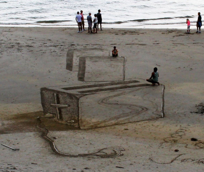 Artista usa um pedao de pau para criar criativos desenhos tridimensionais na praia 12