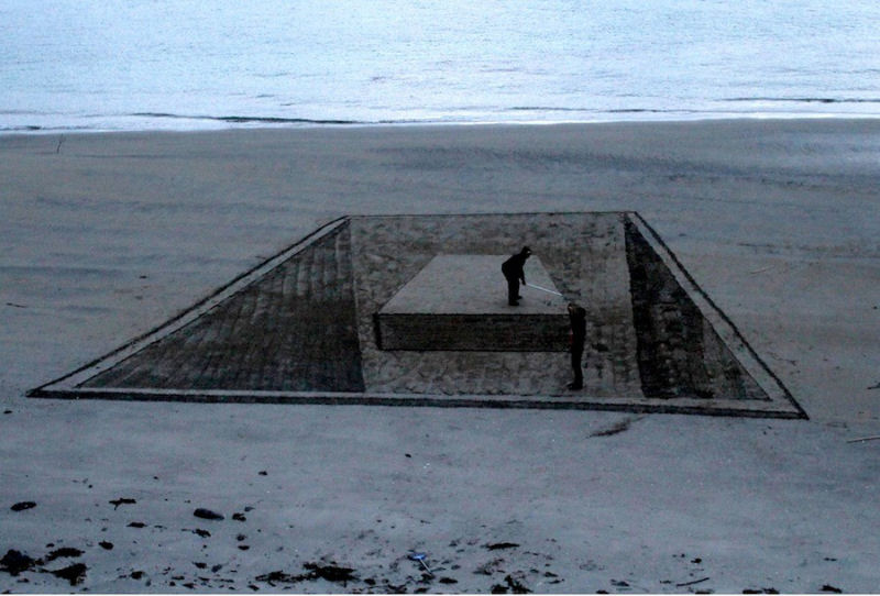 Artista usa um pedao de pau para criar criativos desenhos tridimensionais na praia 13
