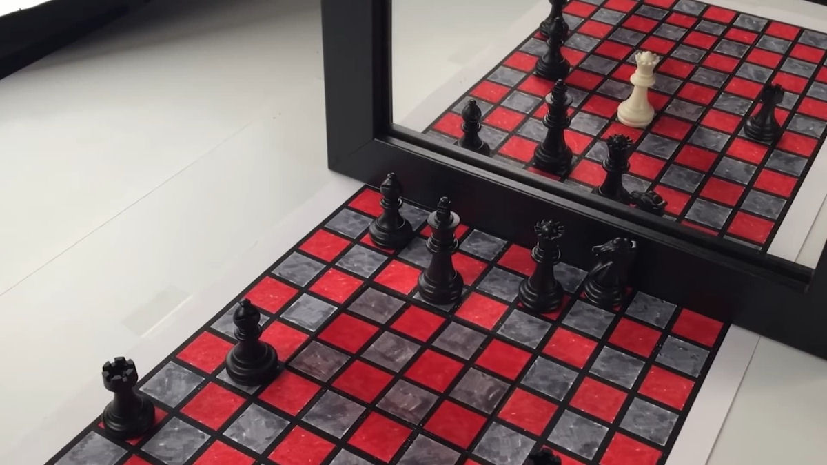 'Rainha Fantasma': a ilusão inteligente da peça de xadrez que aparece apenas no espelho