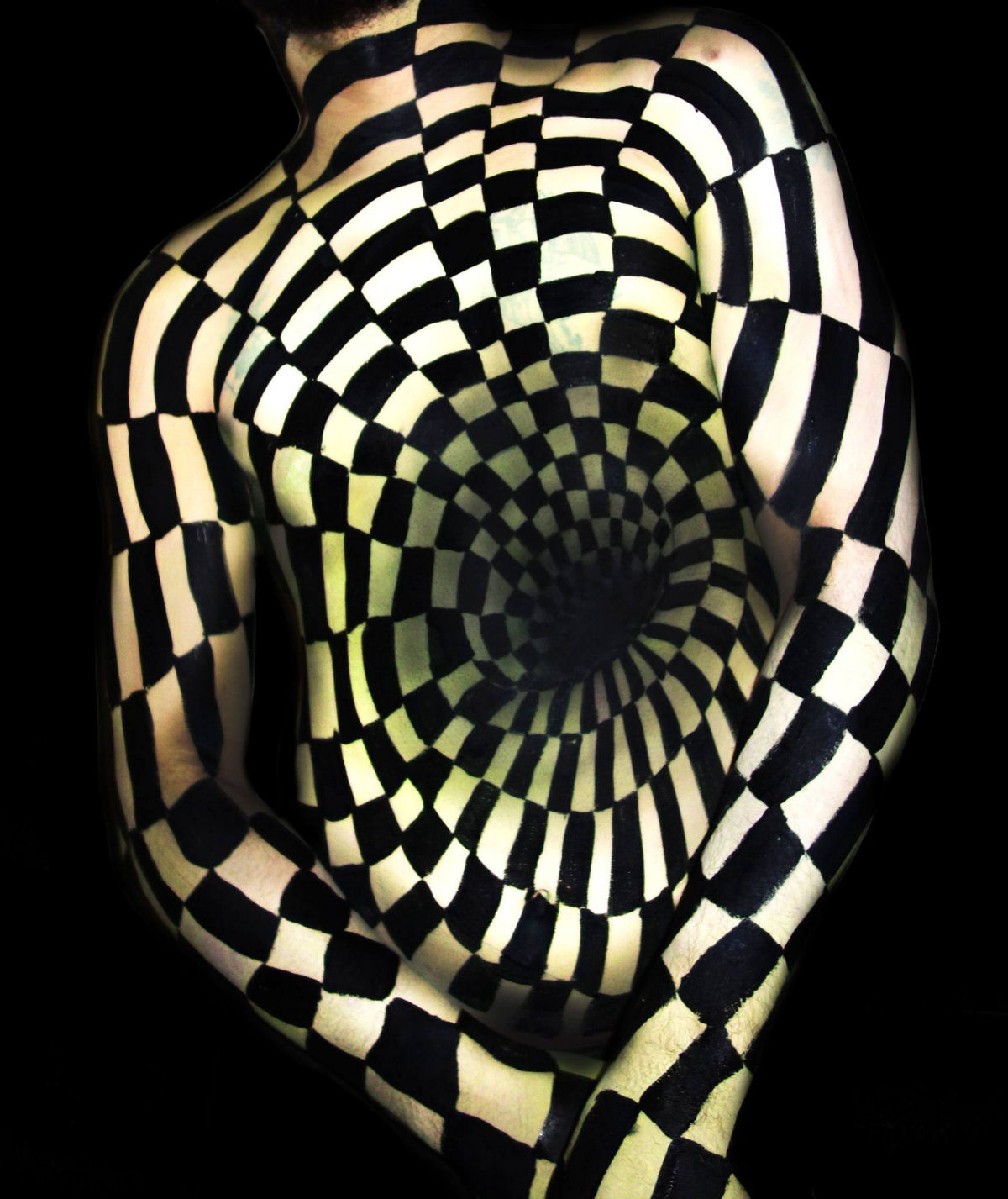 Artista transforma corpos humanos em incompreensíveis ilusões de óptica 02