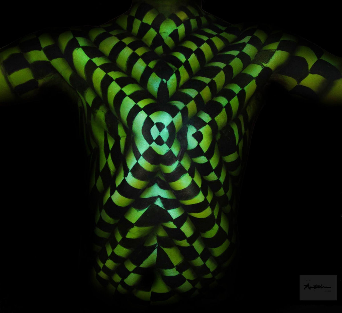 Artista transforma corpos humanos em incompreensíveis ilusões de óptica 03