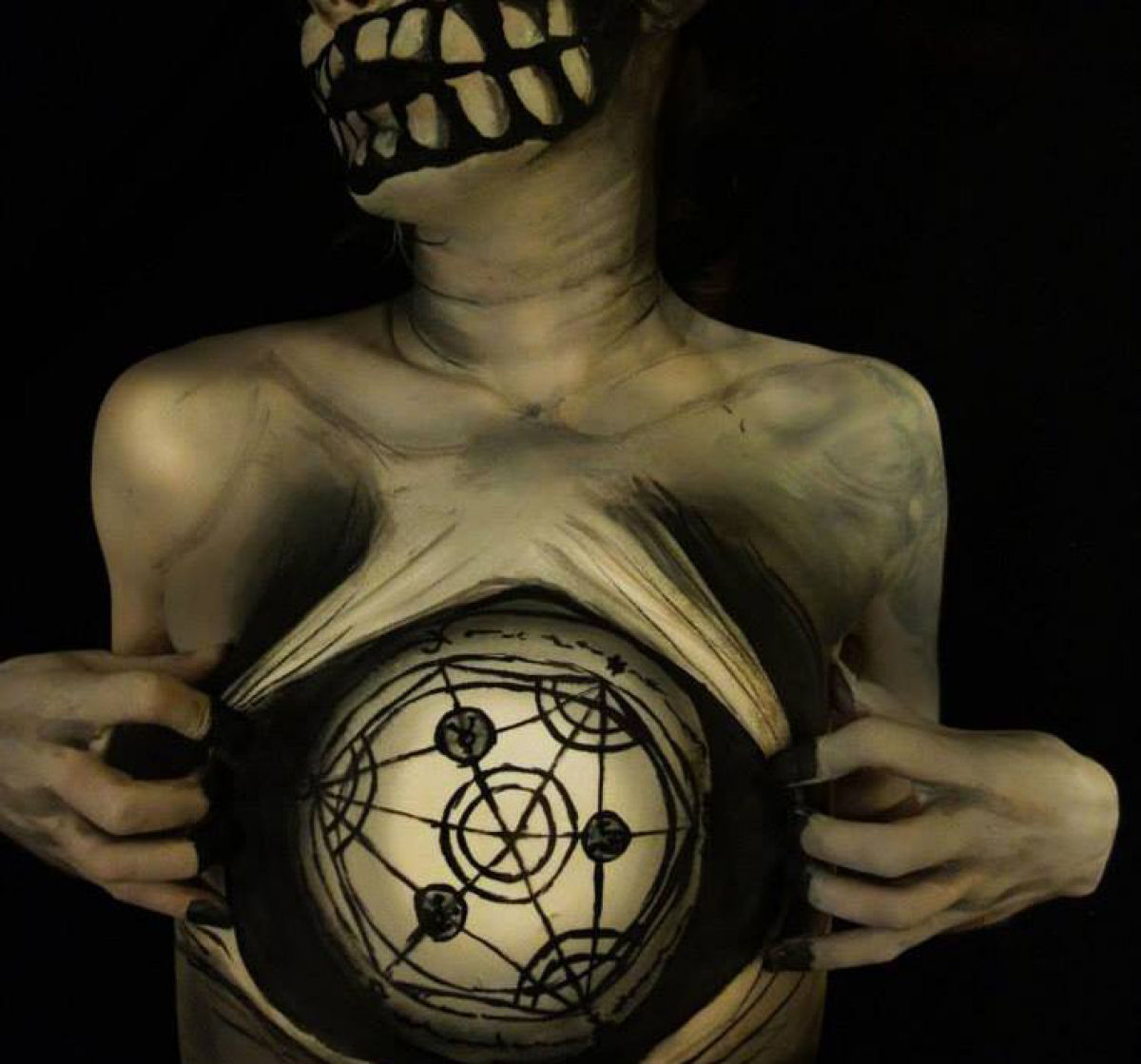 Artista transforma corpos humanos em incompreensíveis ilusões de óptica 05