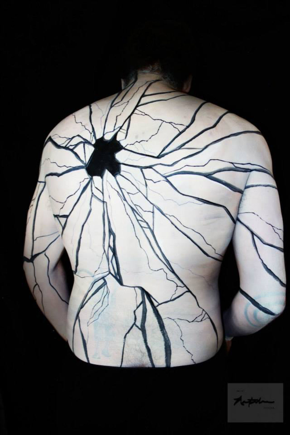 Artista transforma corpos humanos em incompreensíveis ilusões de óptica 08