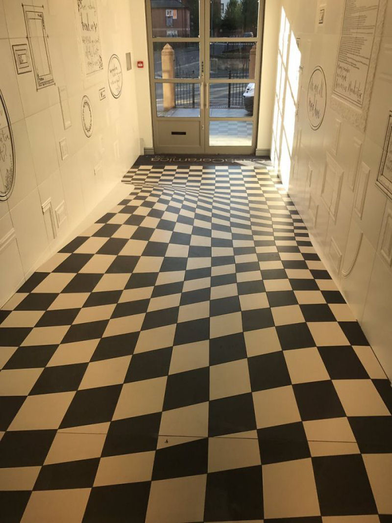 Cansada de ver gente correndo no corredor, empresa usa piso com ilusão de óptica