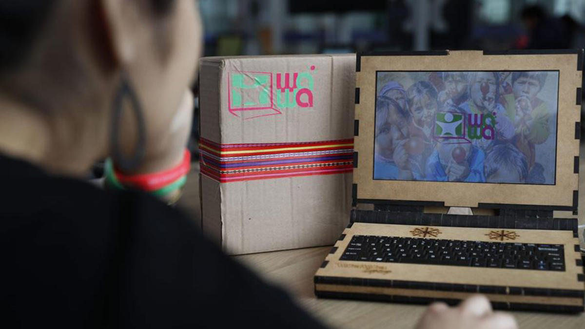 Empresa peruana cria laptop de madeira projetado para durar muitos anos