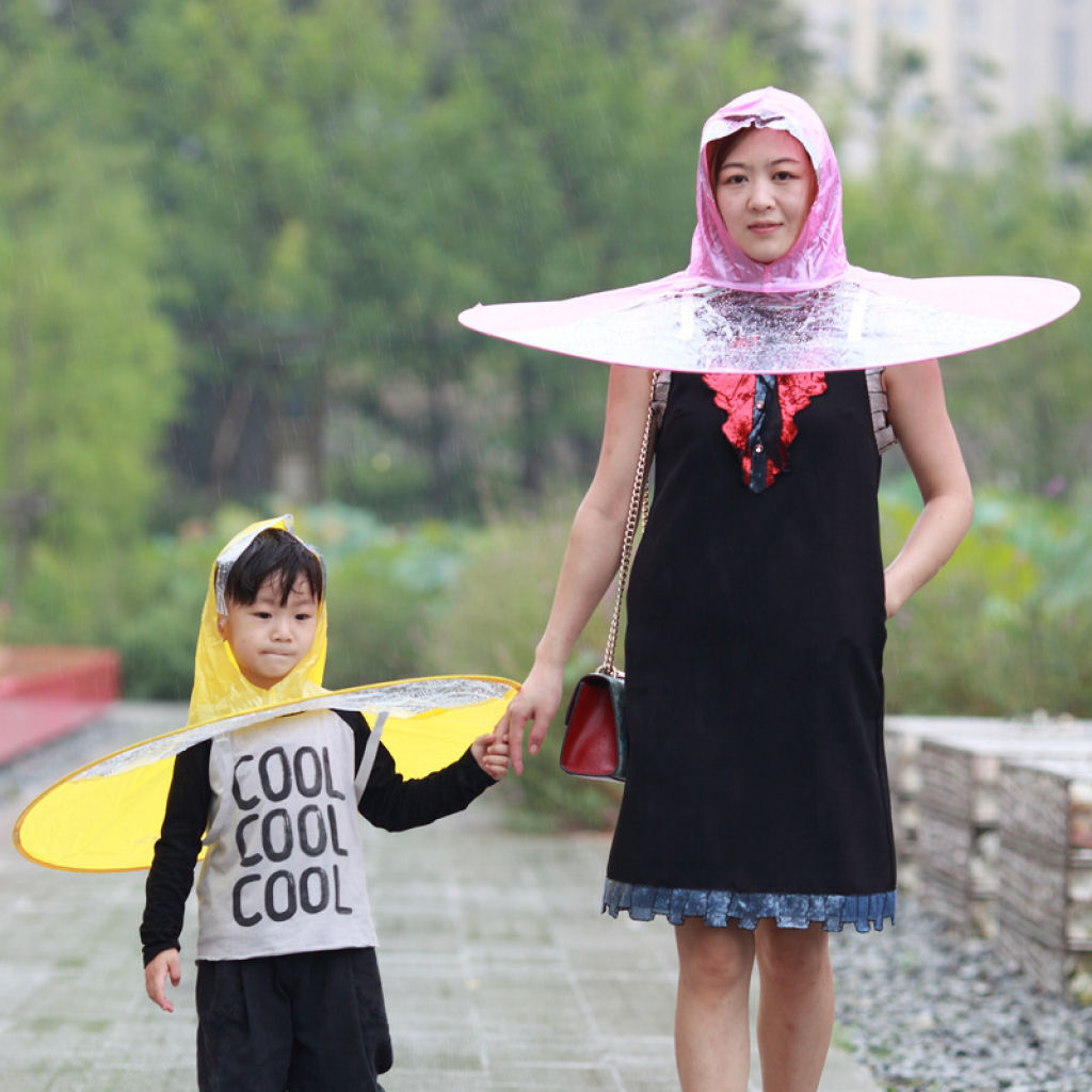 Esta capa-guarda-chuva chinesa é a mais recente inovação para se manter enxuto 01