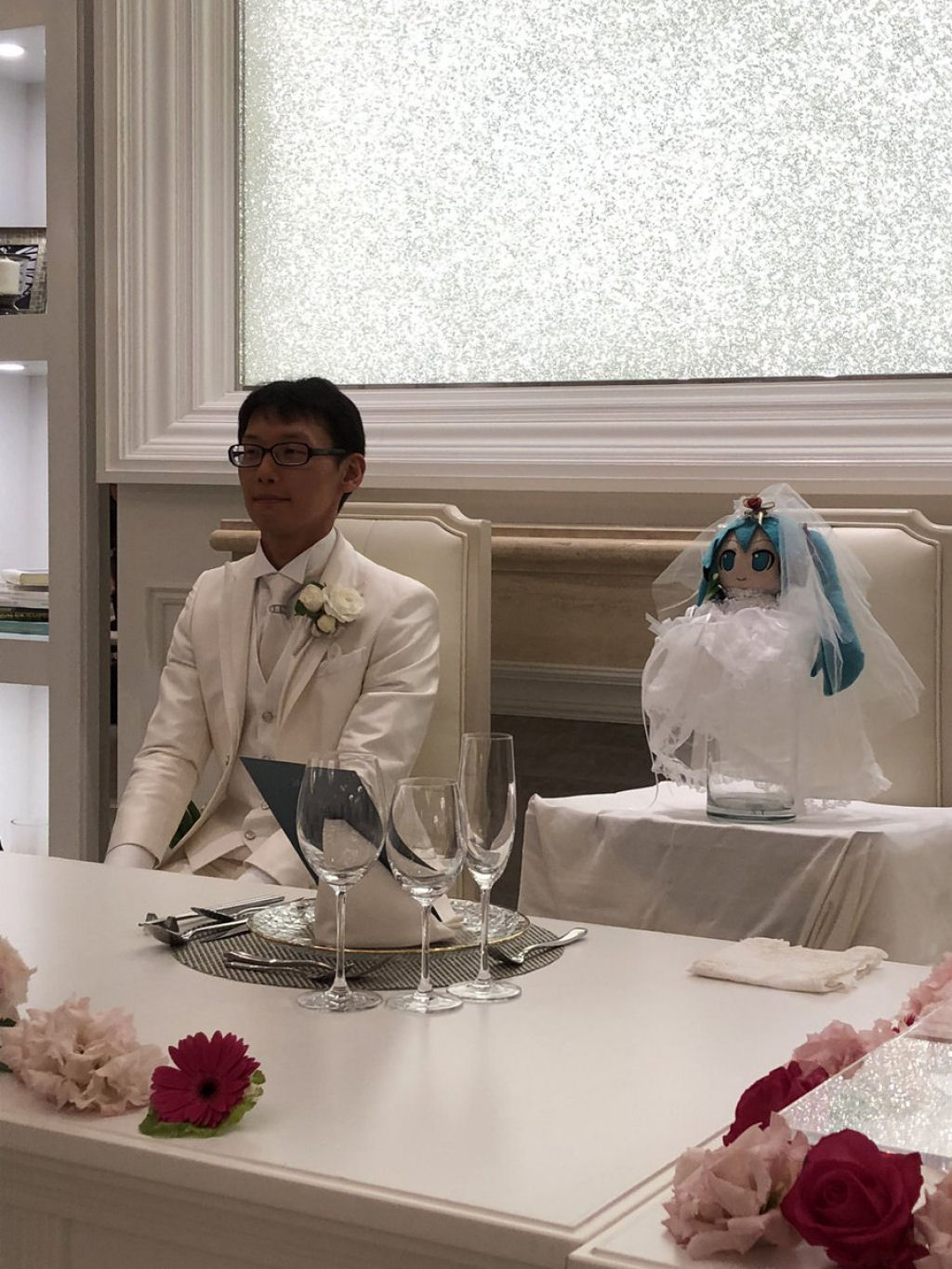 Japonês se casa com estrela pop virtual porque não confia mais em mulheres de carne e osso