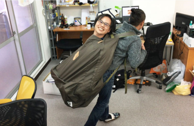Empresa japonesa cria mochilas enormes que podem inclusive levar uma pessoa dentro
