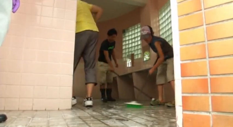 Clube Social japonês limpa banheiros públicos como um hobby de fim de semana