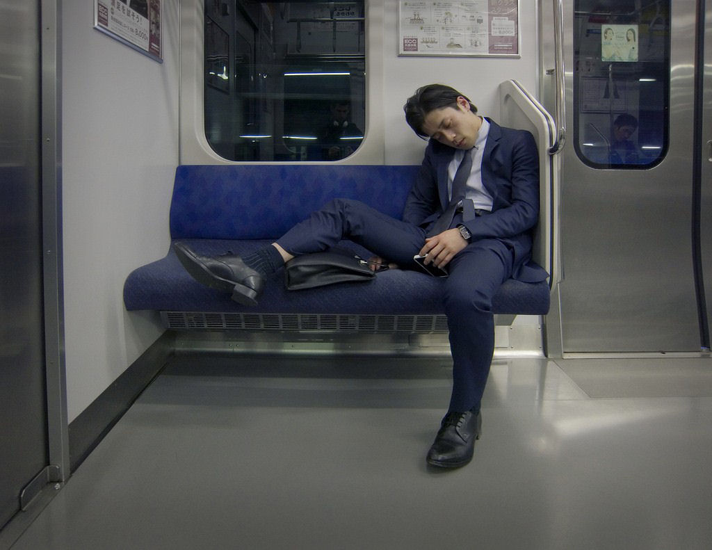 Inemuri, a arte japonesa de dormir no trabalho ou em qualquer lugar 02