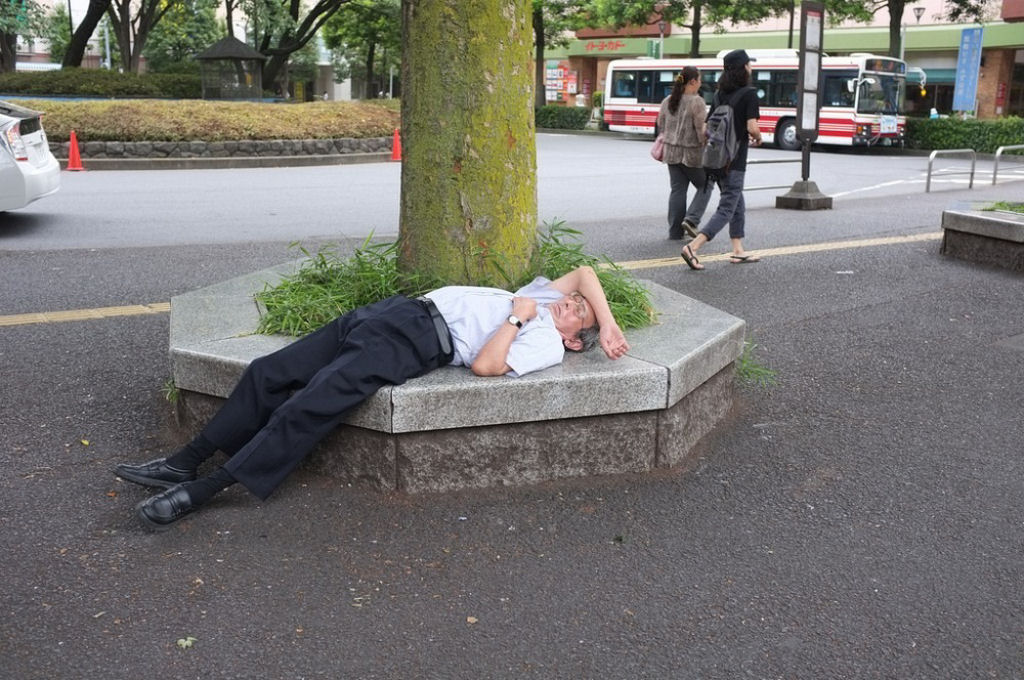 Inemuri, a arte japonesa de dormir no trabalho ou em qualquer lugar 05