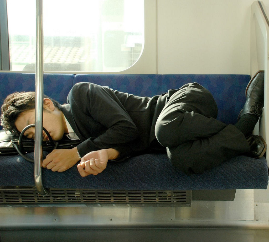 Inemuri, a arte japonesa de dormir no trabalho ou em qualquer lugar 06