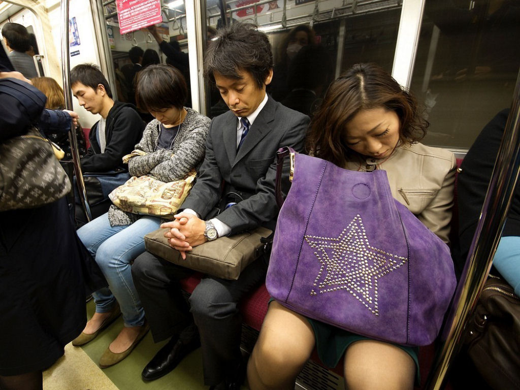 Inemuri, a arte japonesa de dormir no trabalho ou em qualquer lugar 08