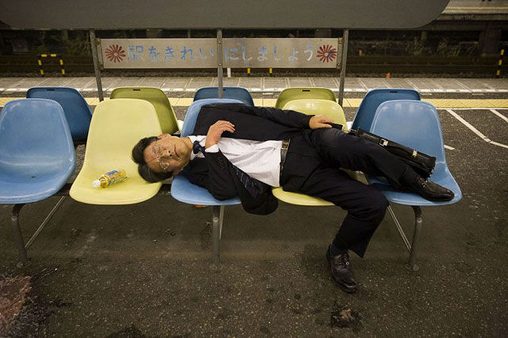 Inemuri, a arte japonesa de dormir no trabalho ou em qualquer lugar 12