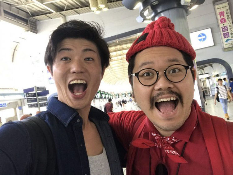 O comediante sem-teto japons que vive se alugando para pessoas por 2 reais por dia