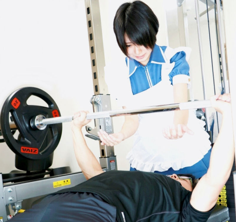 Nesta academia japonesa você poderá se exercitar com o apoio de uma bela empregada doméstica 01