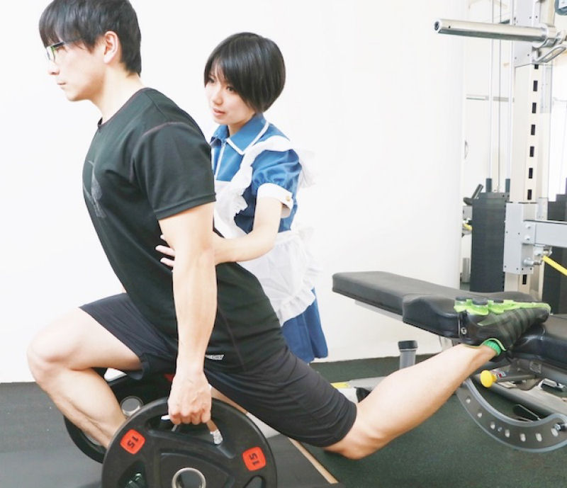 Nesta academia japonesa você poderá se exercitar com o apoio de uma bela empregada doméstica 03