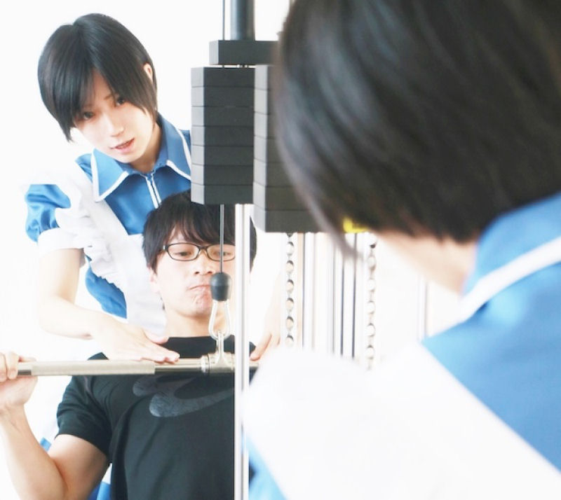 Nesta academia japonesa você poderá se exercitar com o apoio de uma bela empregada doméstica 04