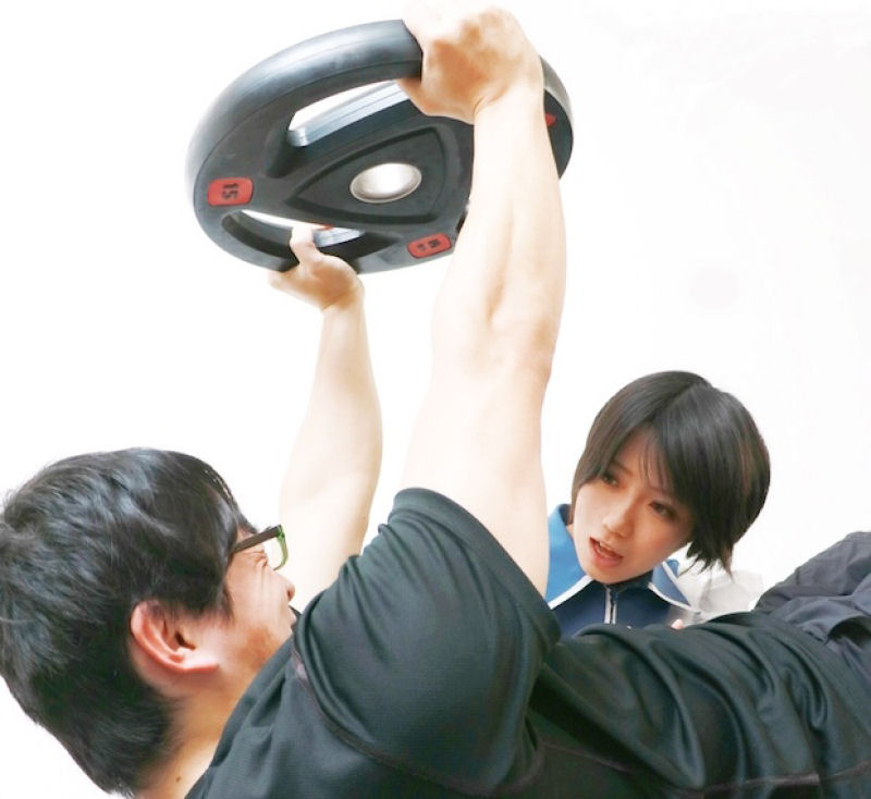 Nesta academia japonesa você poderá se exercitar com o apoio de uma bela empregada doméstica 05
