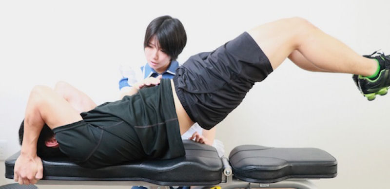 Nesta academia japonesa você poderá se exercitar com o apoio de uma bela empregada doméstica 09