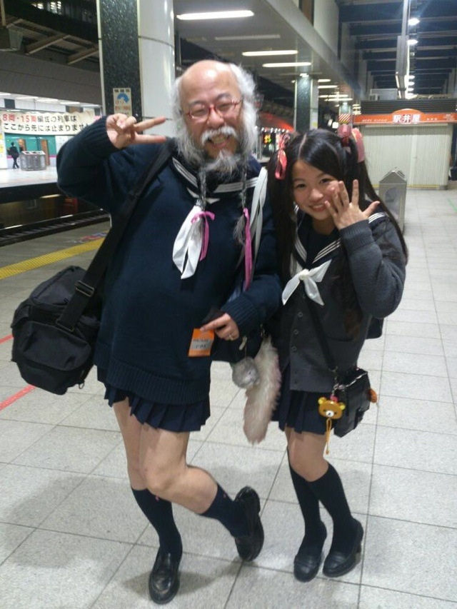 Este é Hideaki Kobayashi, o japonês que gosta de se vestir como uma colegial 01