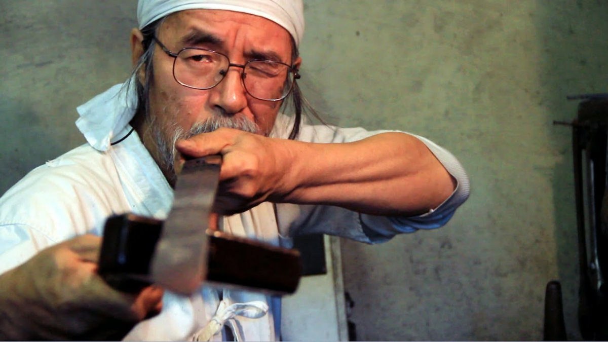 Veja como um dos ltimos forjadores de espadas tradicionais japonesas realiza seu oficio