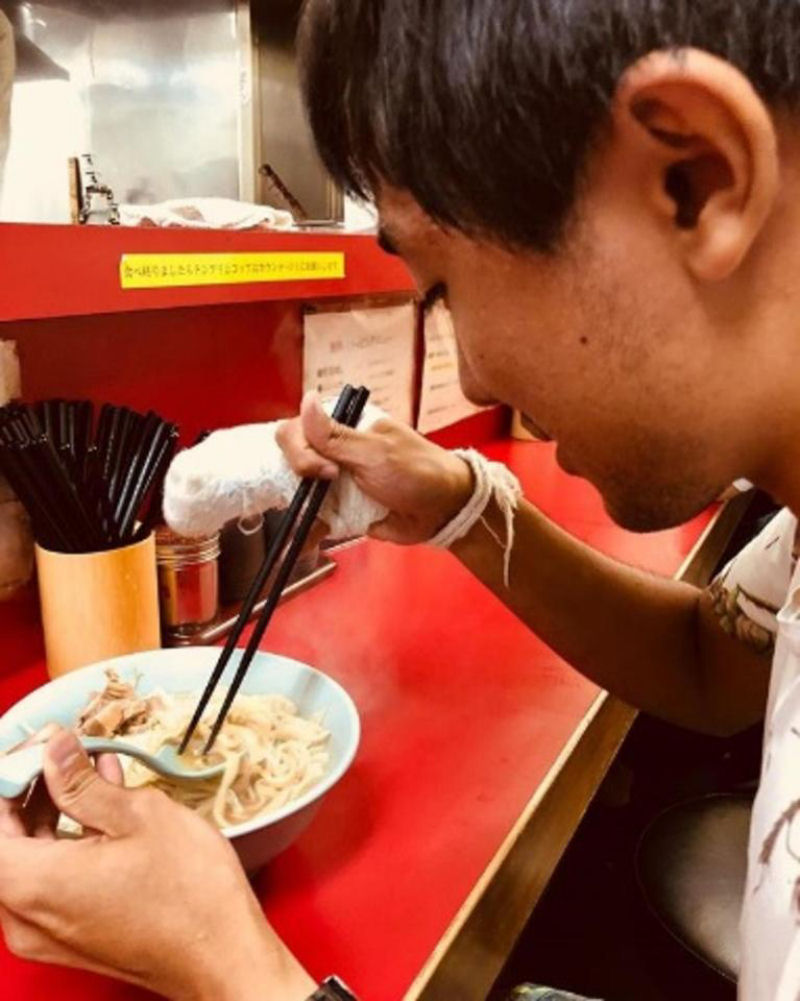 Japons namorou uma barata por um ano porque achava ela muito gostosa