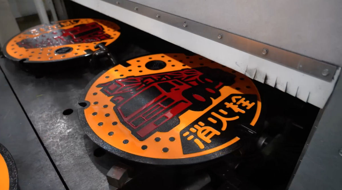 Documentrio detalha o processo de fabricao de tampas de bueiro artsticas no Japo