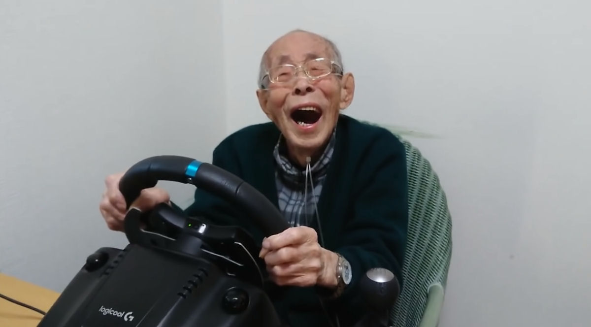 Japons de 93 anos revive sua juventude dirigindo seu carro antigo em um videogame