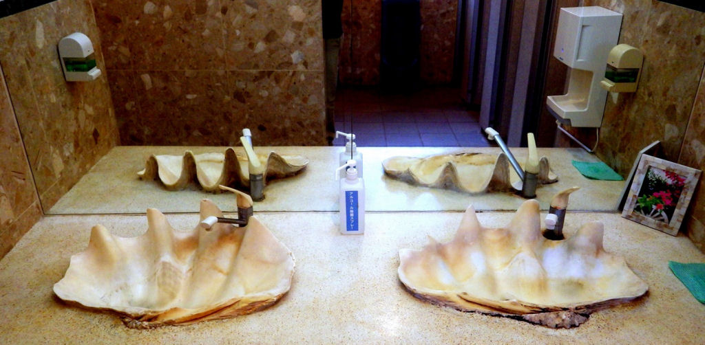 Os curiosos banheiros pblicos japoneses com design em forma de peixes, caranguejos, tocos de rvores 07