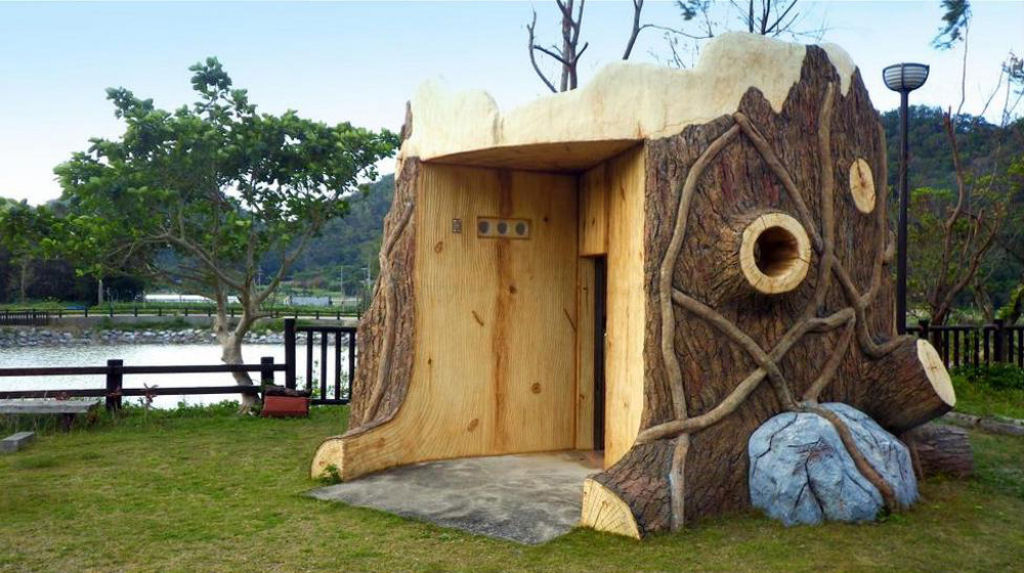 Os curiosos banheiros pblicos japoneses com design em forma de peixes, caranguejos, tocos de rvores 12