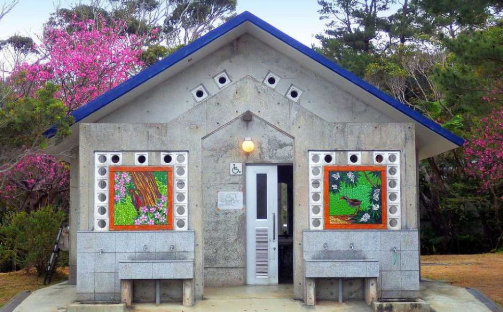 Os curiosos banheiros pblicos japoneses com design em forma de peixes, caranguejos, tocos de rvores 17