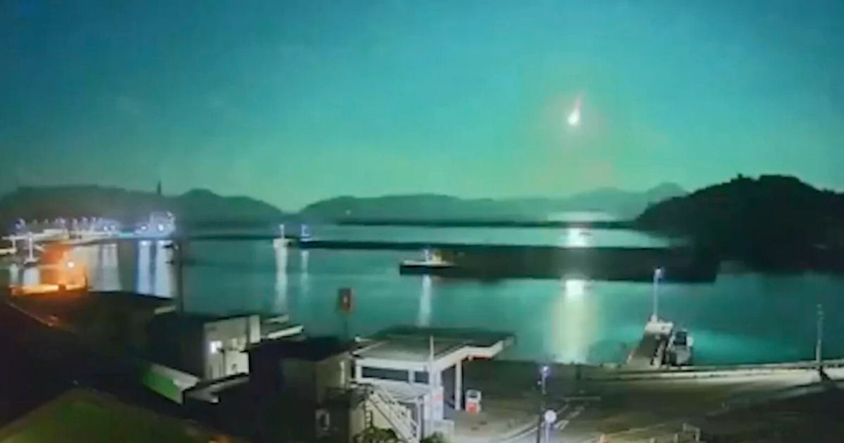 Bola de fogo extremamente brilhante ilumina o cu noturno do  Japo
