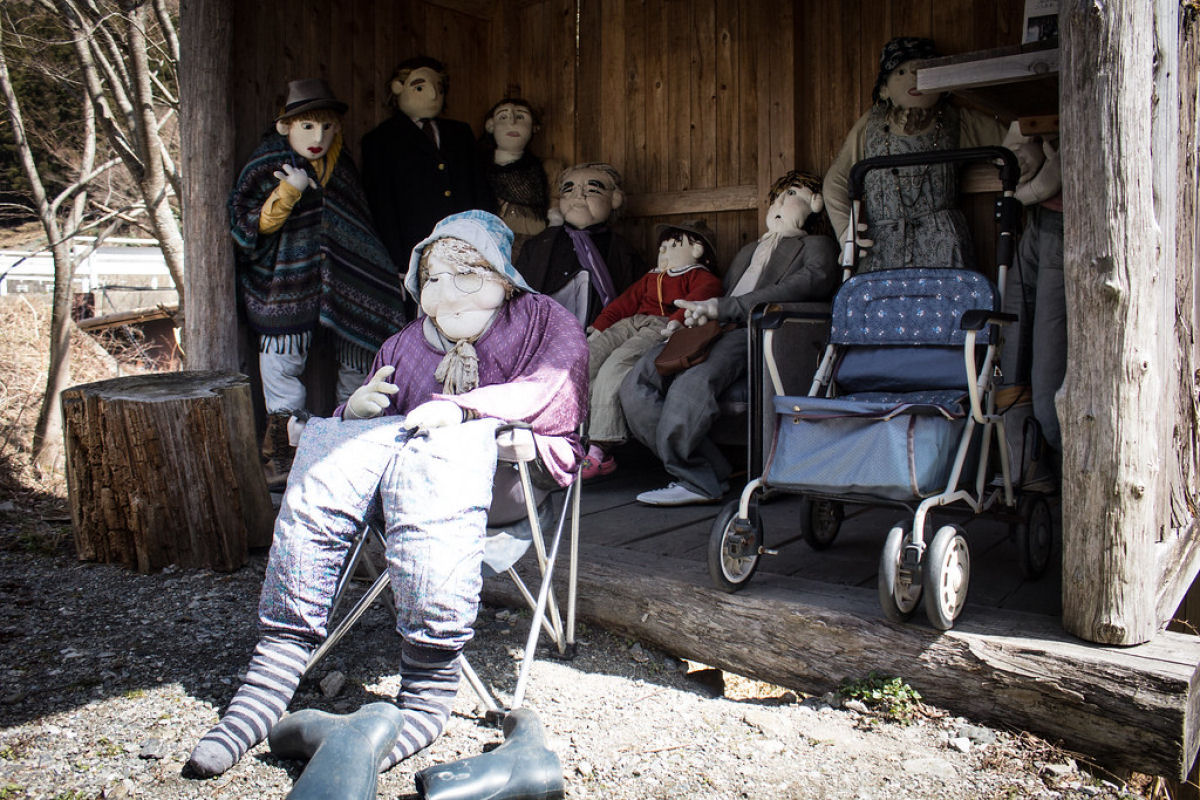 Vila japonesa est repleta de centenas de bonecos posando como pessoas reais e todos feitos por uma mulher