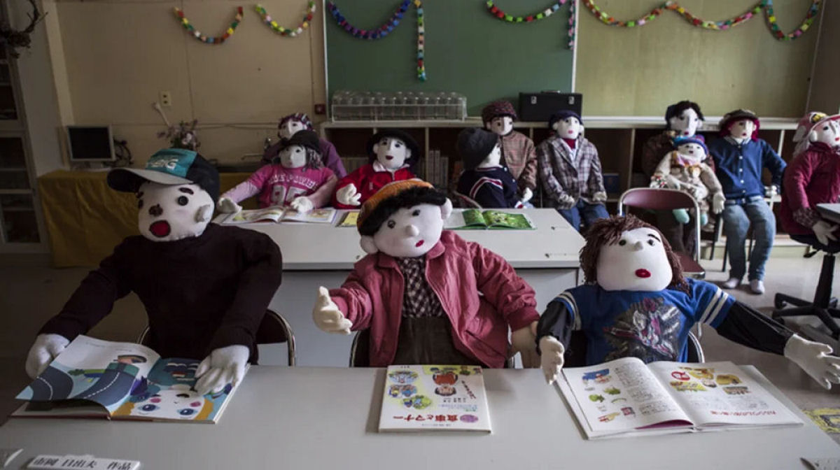 Vila japonesa est repleta de centenas de bonecos posando como pessoas reais e todos feitos por uma mulher