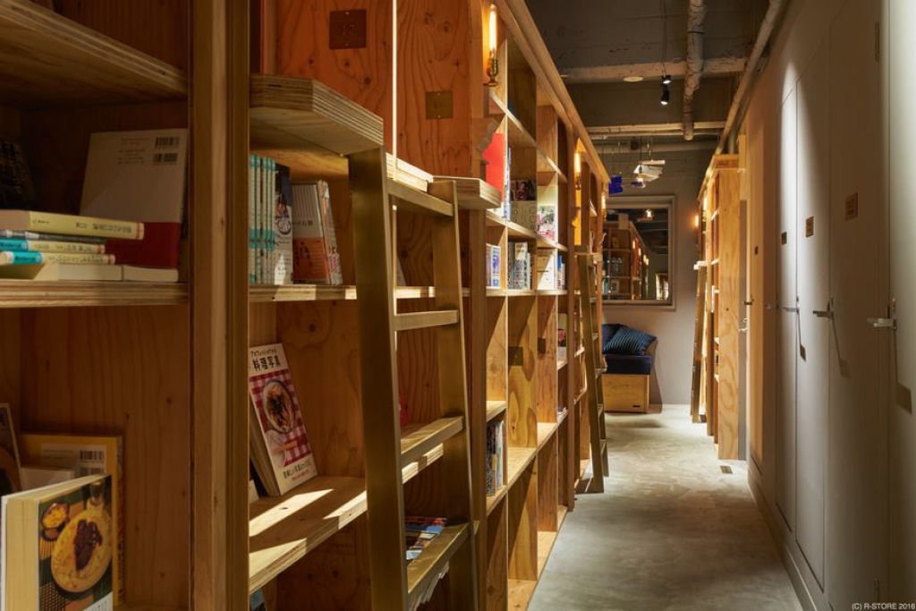 Que tal dormir em uma pousada com temtica de livraria com 5 mil livros em Quioto? 04