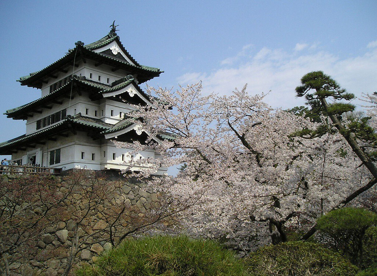 8 mil japoneses estão rebocando um castelo de 360 toneladas usando apenas uma corda