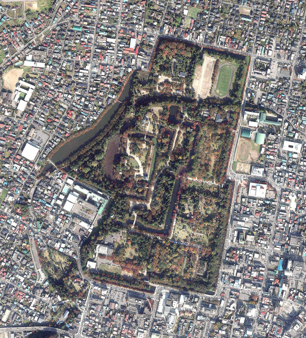 8 mil japoneses estão rebocando um castelo de 360 toneladas usando apenas uma corda