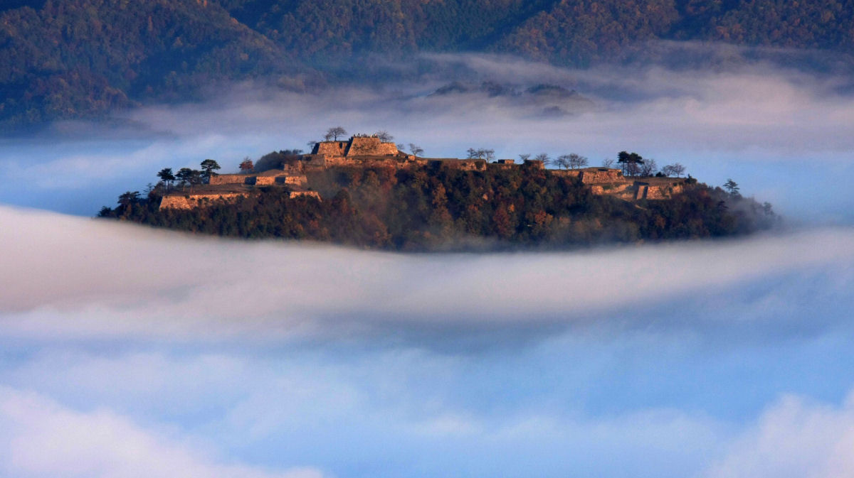 Runas do Castelo Takeda, um castelo japons que paira entre as nuvens