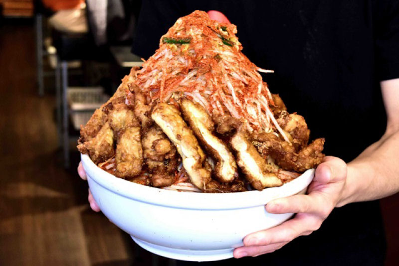 Restaurante de Tquio paga 1500 reais para quem comer esta gigante tigela de miojo em 20 minutos 01